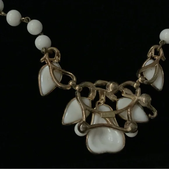 Vintage Trifari White Milk Glass Necklace & Earring Set - Picture 4 of 5
